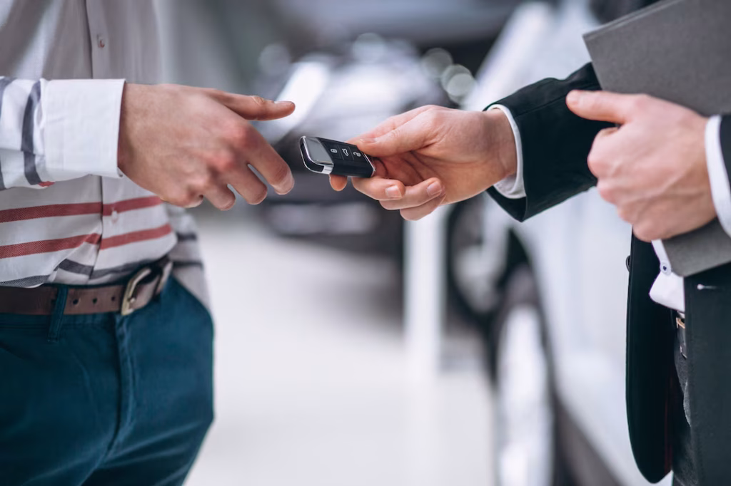 female-hands-close-up-with-car-keys